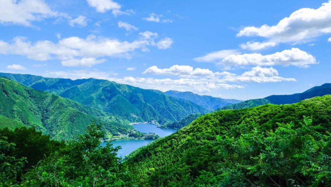 奥多摩・海沢の山と水の風景